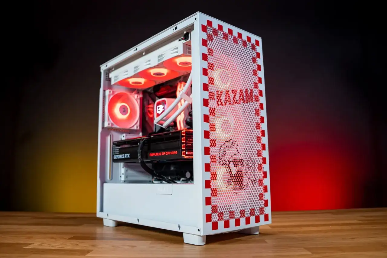 Biała obudowa PC z czerwonymi akcentami i grafiką, idealna do płynnego grania w Escape from Tarkov. Sprawdź wymagania!