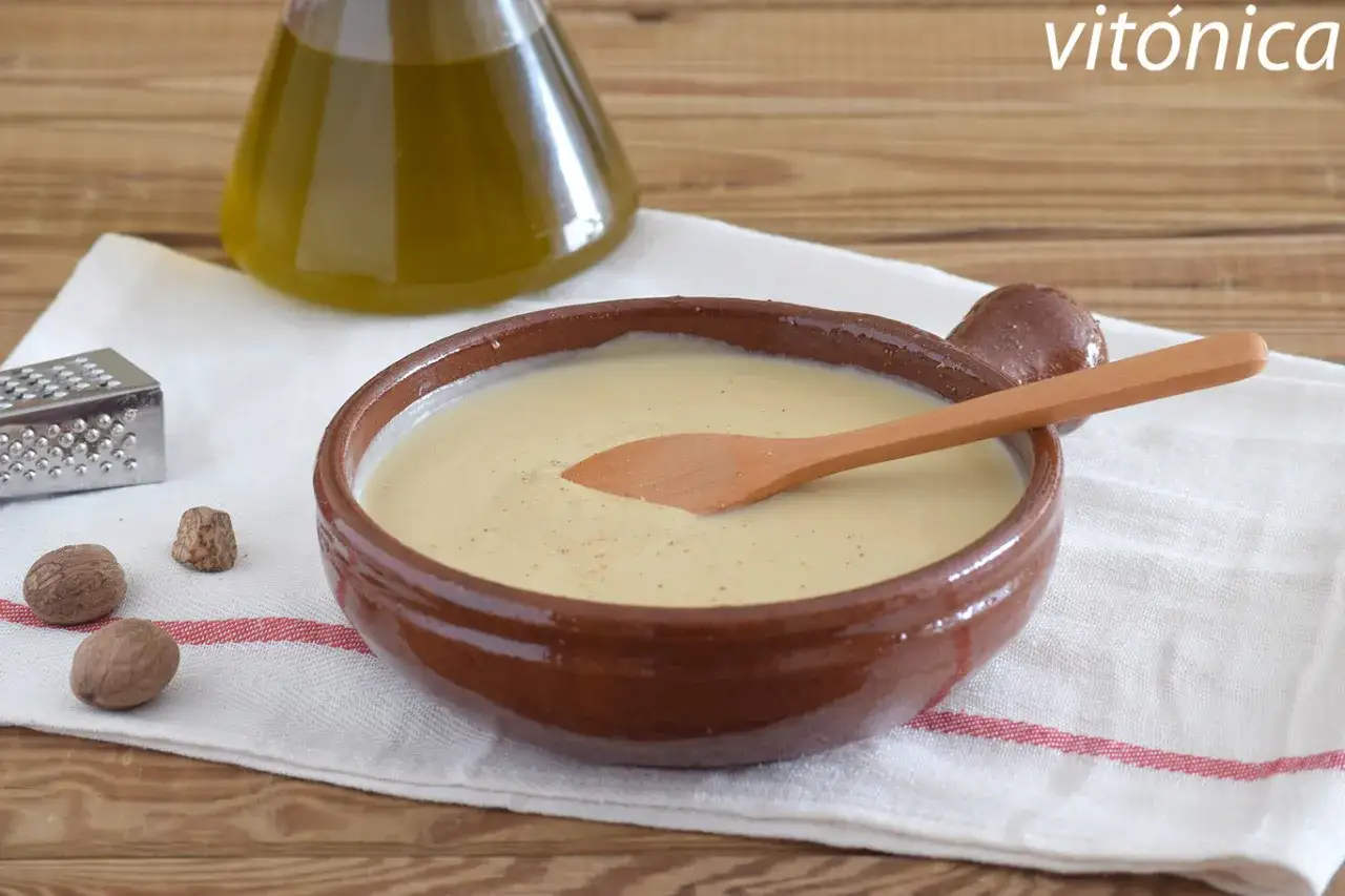 salsa blanca vegana cremosa en cazuela