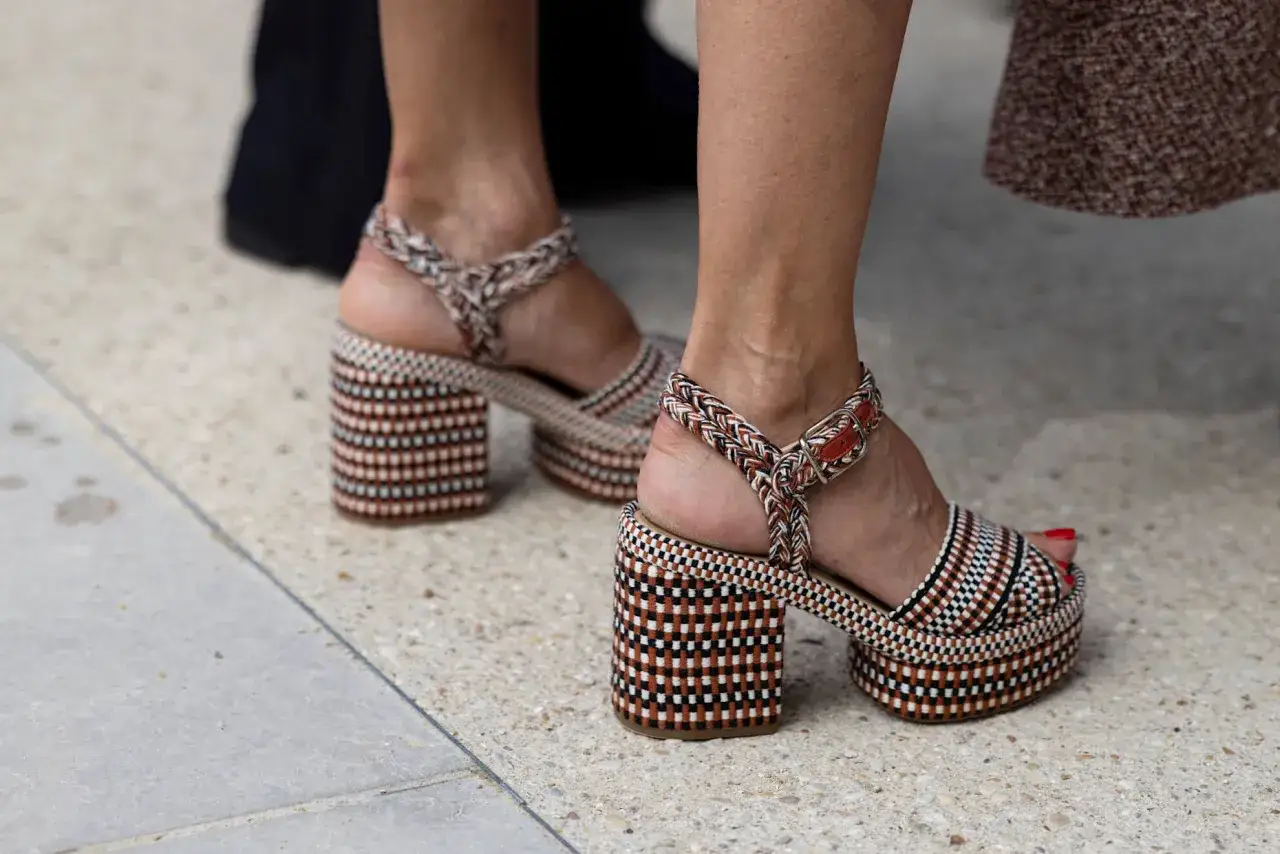 Sandalias tendencia con plataforma y tacón grueso, de tejido a cuadros marrones, blancas y negras.