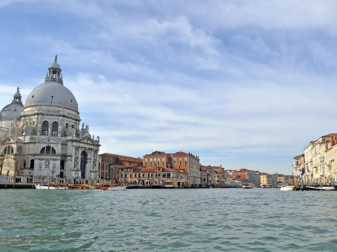 Venezia: la Basilica di Santa Maria della Salute domina il Canal Grande. Passeggiando a piedi da Santa Lucia verso Piazza San Marco, si ammira questo splendido panorama.