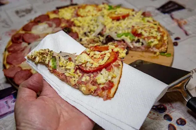 Pizza 30 cm na stole z kawałkami