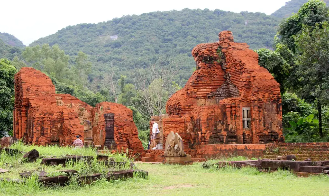 Ruiny świątyń w My Son, Wietnam. Mój syn podziwia starożytną architekturę.