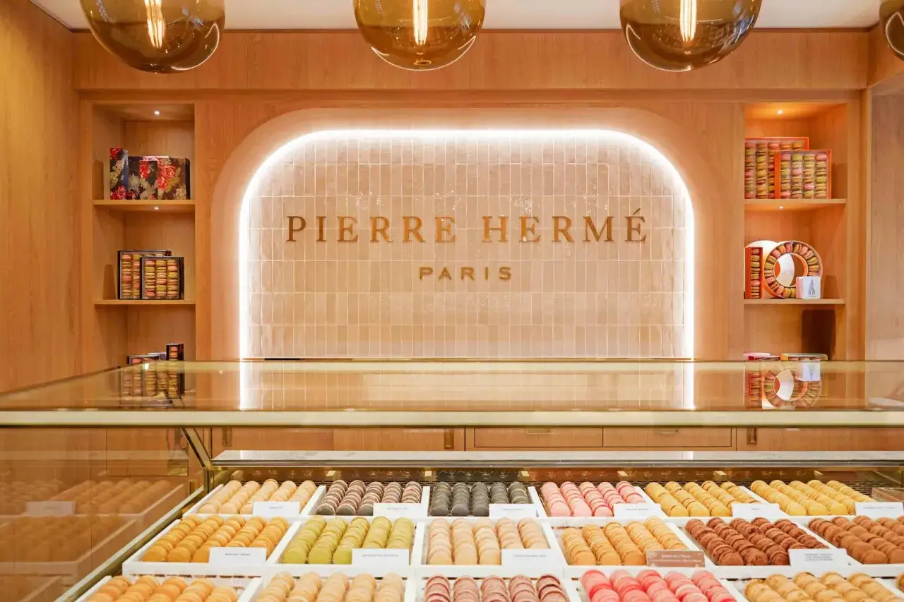 Vitrine de macarons color&eacute;s chez Pierre Herm&eacute; Paris. Une invitation &agrave; d&eacute;couvrir la recette parfaite.