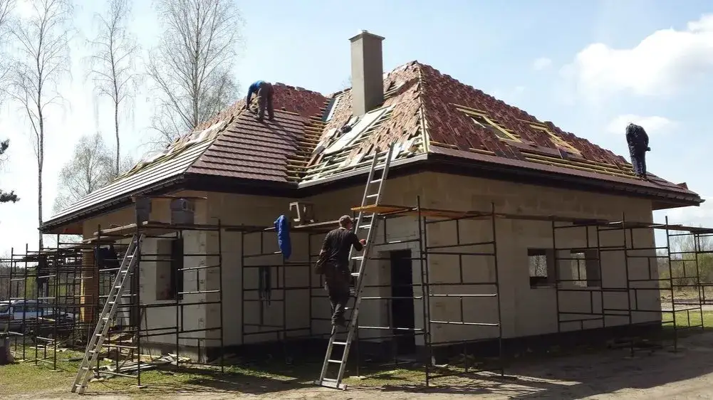 Zdjęcie Czym ciąć dachówkę ceramiczną, aby uniknąć zniszczeń i pyłu?