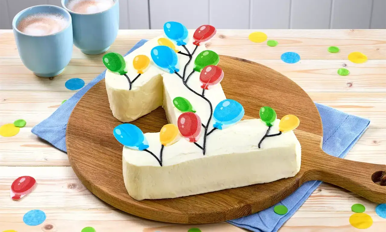 Ein weißer Kuchen in Form der Zahl 1, dekoriert mit bunten Luftballons. Perfekt als Geburtstagskuchen für Kinder, um den ersten Geburtstag zu feiern.