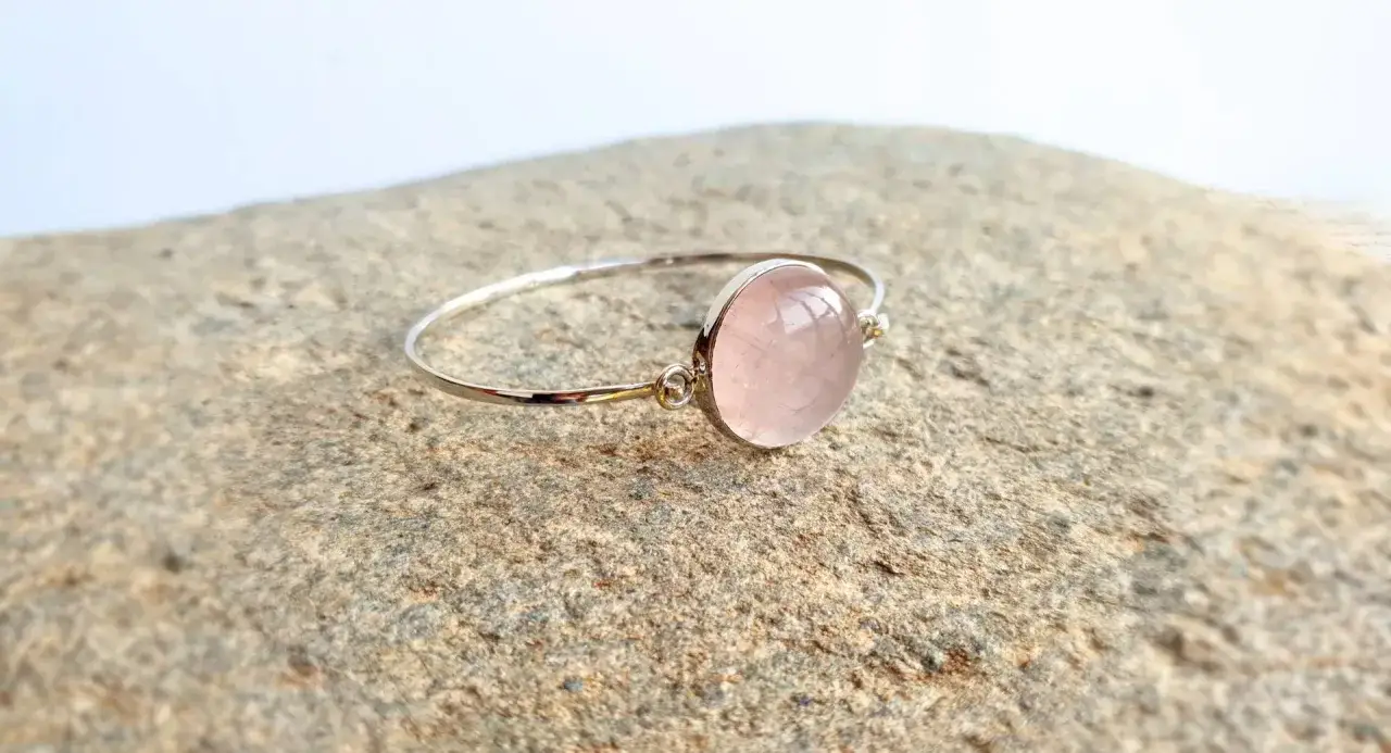 Bracciale in argento con quarzo rosa, pietra nota per il suo significato esoterico legato all'amore e all'armonia.