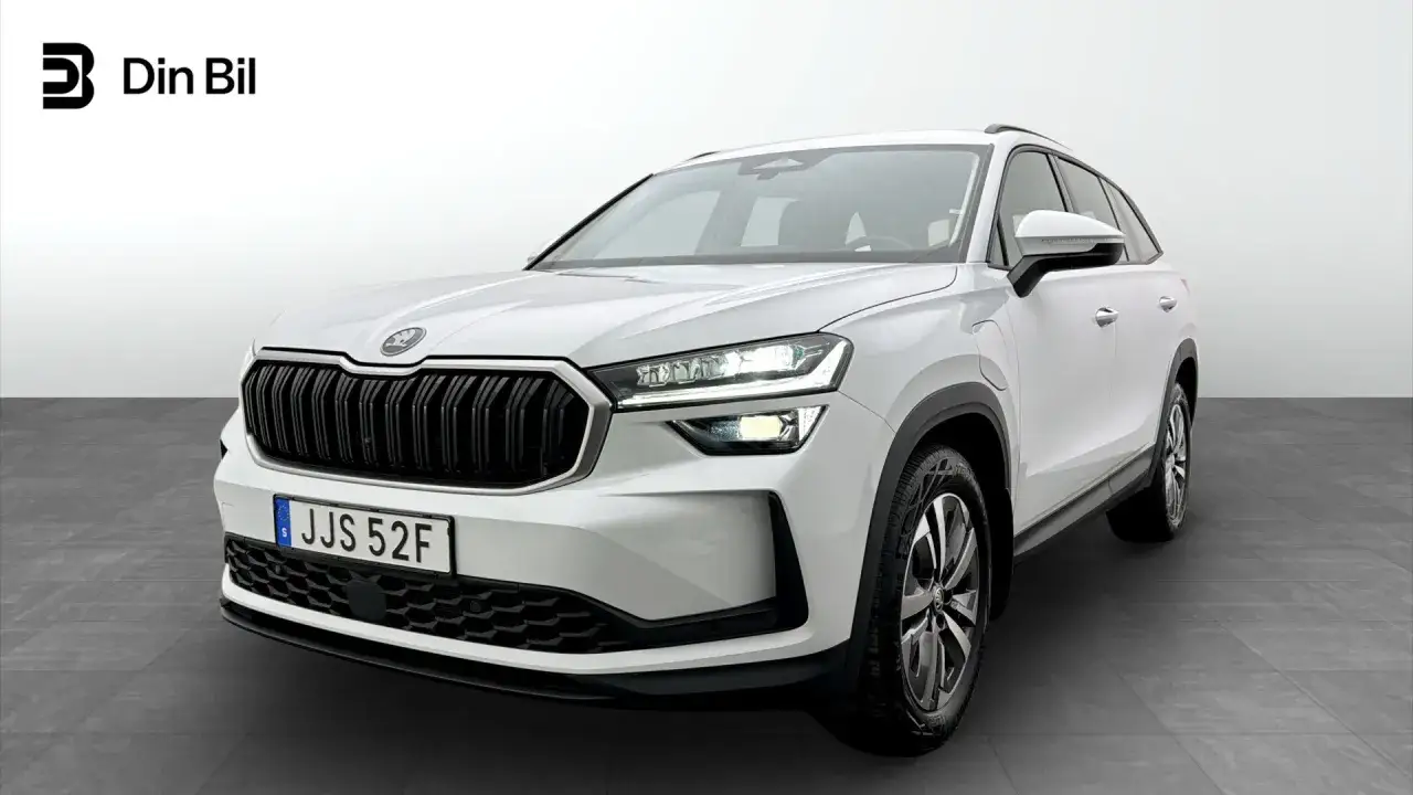 Vit Skoda Kodiaq, redo f&ouml;r ett skoda kodiaq test. Denna SUV har en modern design med skarpa linjer och LED-str&aring;lkastare.