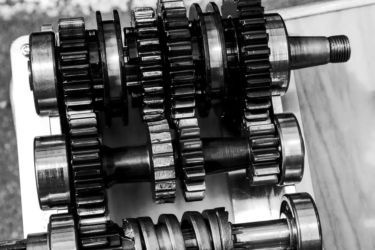 Metalowe tryby skrzyni biegów, które ciężko wchodzą, tworzą skomplikowany mechanizm.