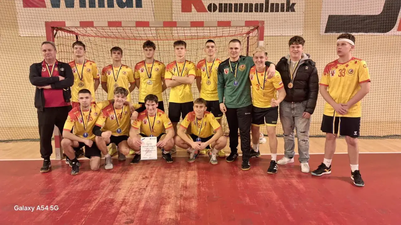 Drużyna piłki ręcznej z Grodkowa, w ż&oacute;łtych strojach i z medalami, świętuje sukces. Zwycięstwo na miarę olimpijskiego!