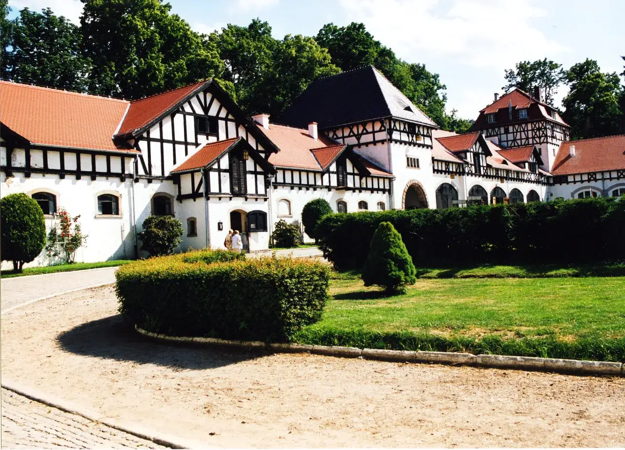Stado Ogier&oacute;w Książ konie śląskie zabytkowe stajnie