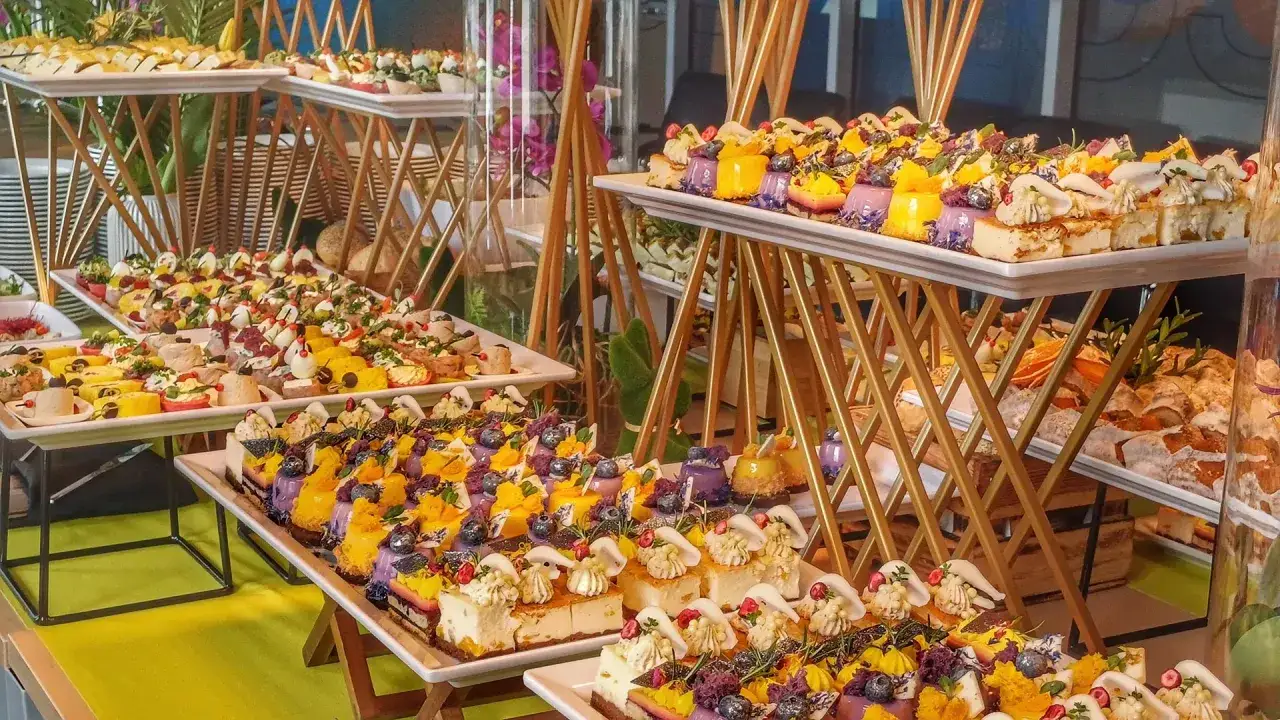 Wielkanocny catering w Warszawie: bogactwo słodkości i wytrawnych przekąsek na eleganckim stole.