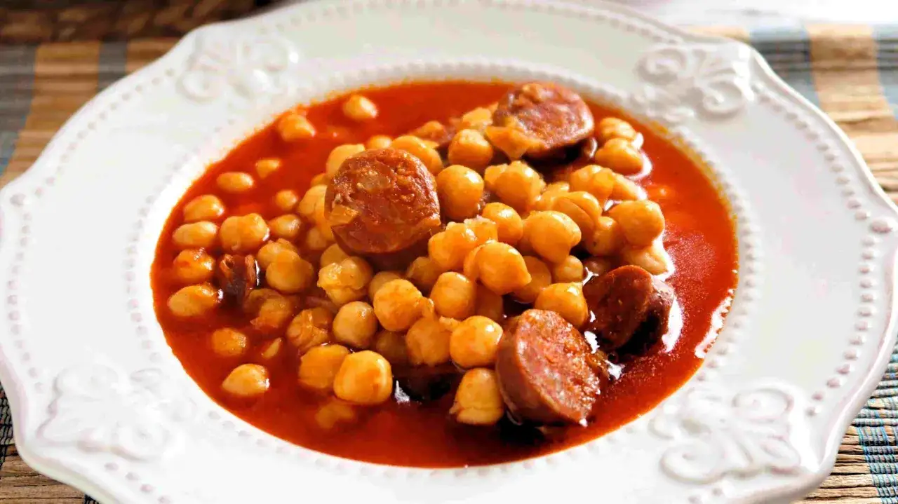 Un plato de garbanzos con chorizo arguiñano, un guiso tradicional lleno de sabor y color.