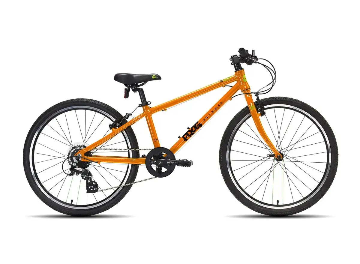 Pomarańczowy rower Frog Bikes, idealny jako rower dla 9 latka. Lekki, z przerzutkami, gotowy na przygody.