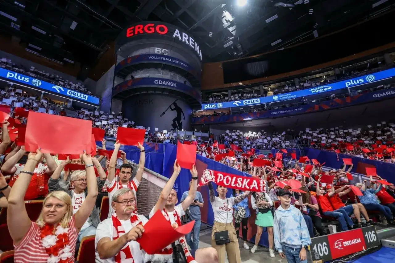 Widownia w Ergo Arenie podczas meczu Polska-Francja. Kibice z biało-czerwonymi flagami i transparentami 