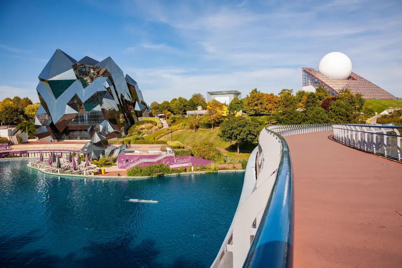 Famille r&eacute;servant s&eacute;jour Futuroscope en ligne
