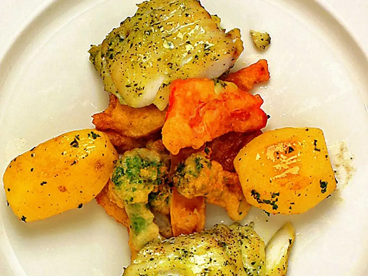 En h&auml;rlig tallrik med stekt kolja, krispiga gr&ouml;nsaker och potatis. Ett enkelt och gott kolja recept f&ouml;r hela familjen.
