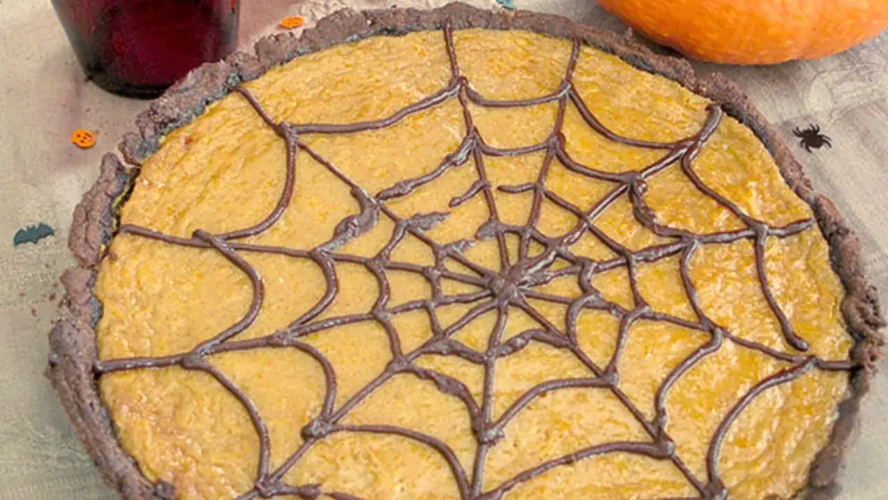 Tarte d'Halloween au gla&ccedil;age en toile d'araign&eacute;e, pr&ecirc;te &agrave; effrayer les gourmands.