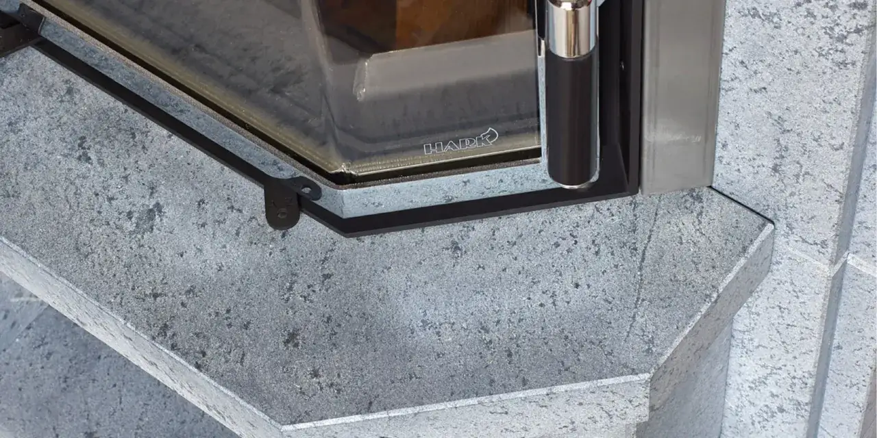 Nahaufnahme eines Kaminofens aus Speckstein. Die Reinigung von Speckstein ist wichtig, um seine Sch&ouml;nheit zu erhalten.