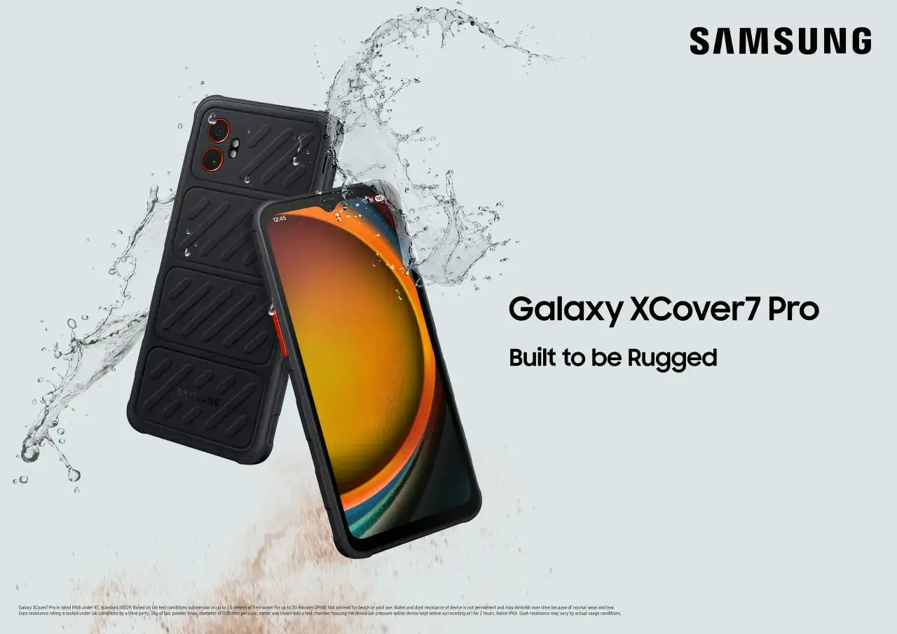 Dwa telefony Samsung Galaxy XCover Pro w czarnych, wytrzymałych obudowach, oblewane wodą.
