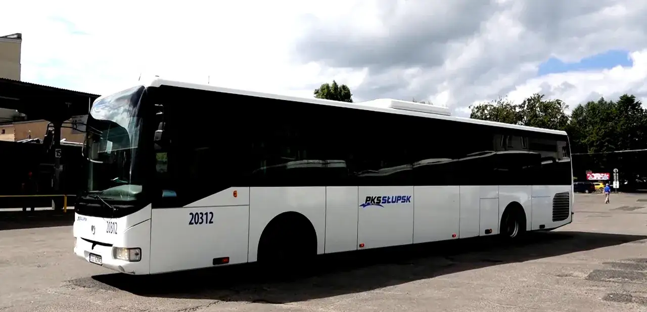 Biały autokar PKS Słupsk z numerem 20312, gotowy do podróży z Ustki do Jarosławca.