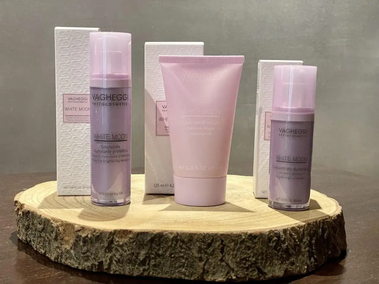 Prodotti Vagheggi White Moon per mantenere la pelle giovane: emulsione, detergente tonico e concentrato illuminante.