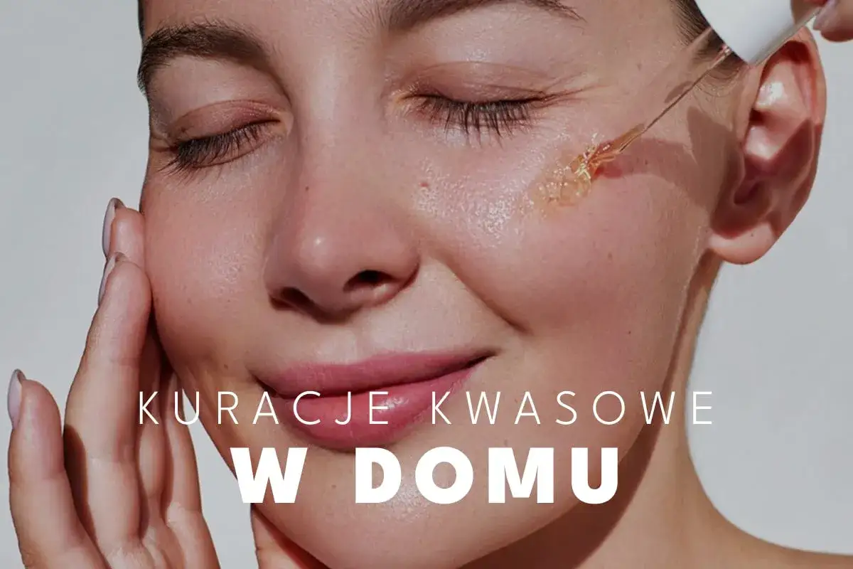 Kropla serum z kwasami na policzku kobiety, symbolizująca domowe złuszczanie skóry.
