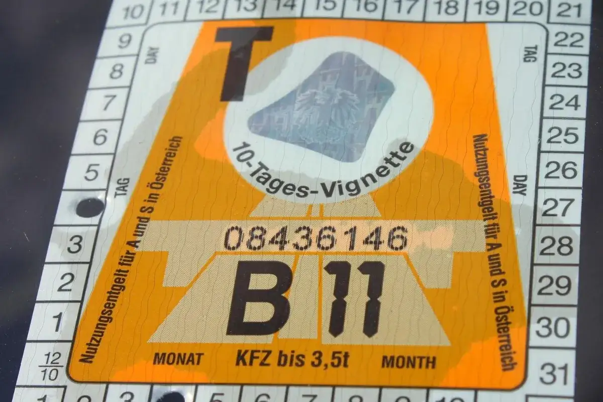 Naklejka na szybę: e-winieta Austria gdzie kupić? 10-dniowa winieta na autostrady w Austrii. Numer 08436146, klasa B11.