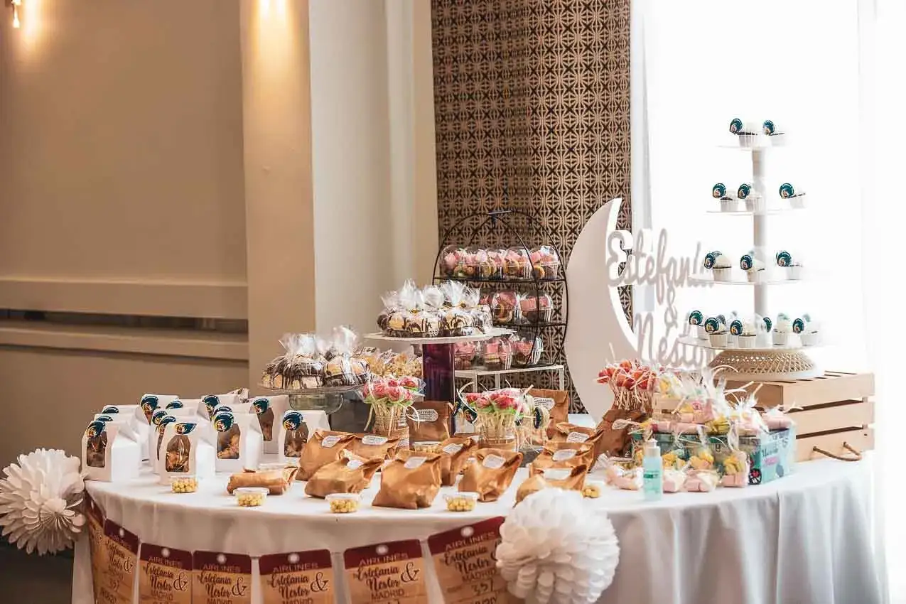 Mesa dulce con variedad de dulces, cupcakes y detalles personalizados. ¡Ideas para candy bar que encantarán a tus invitados!