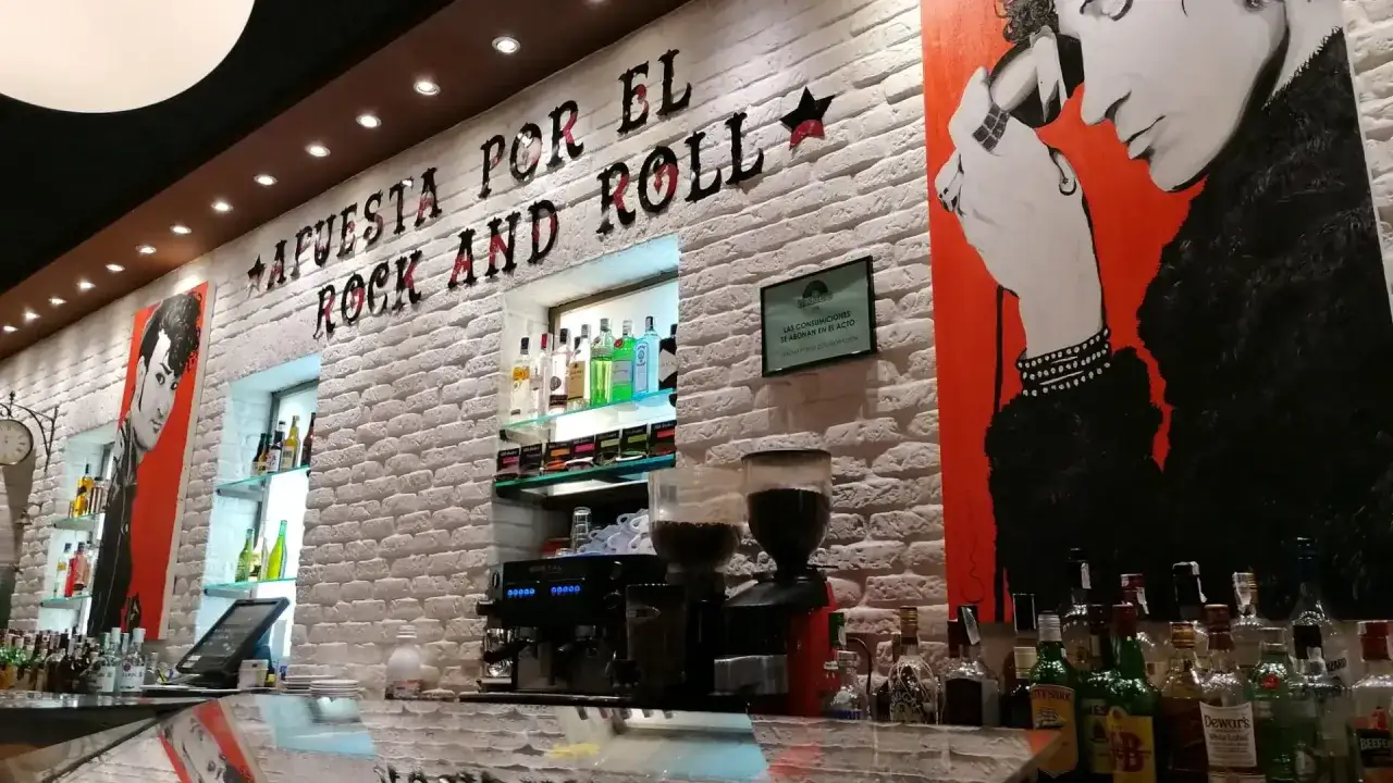 En el linacero café Zaragoza, la pared grita