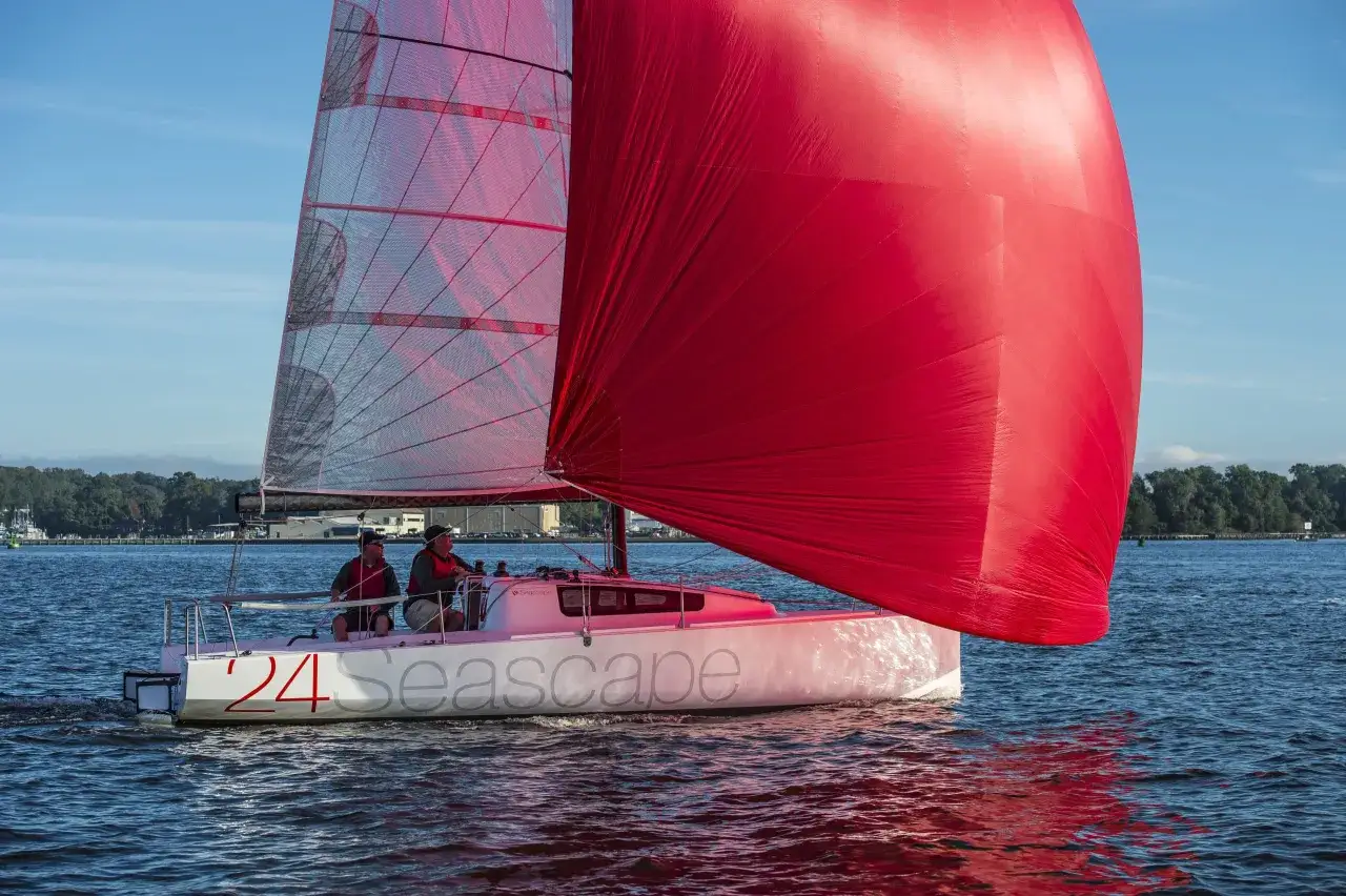 Voile rouge éclatante sur un voilier 