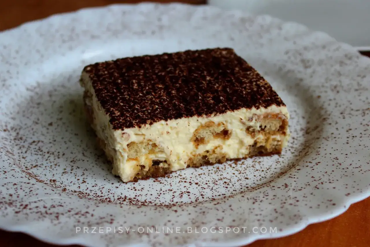 Pyszny kawałek tiramisu z mascarpone, posypany kakao. Idealny sprawdzony przepis na deser.