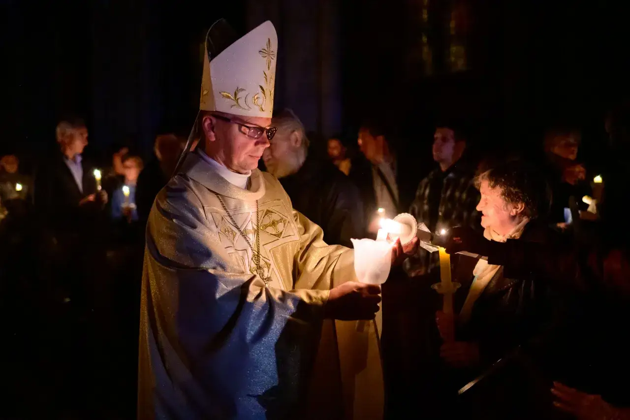 Biskup zapala paschał podczas Wigilii Paschalnej. To kluczowy moment, który wyznacza początek celebracji i odpowiada na pytanie, ile trwa msza w Wielką Sobotę.