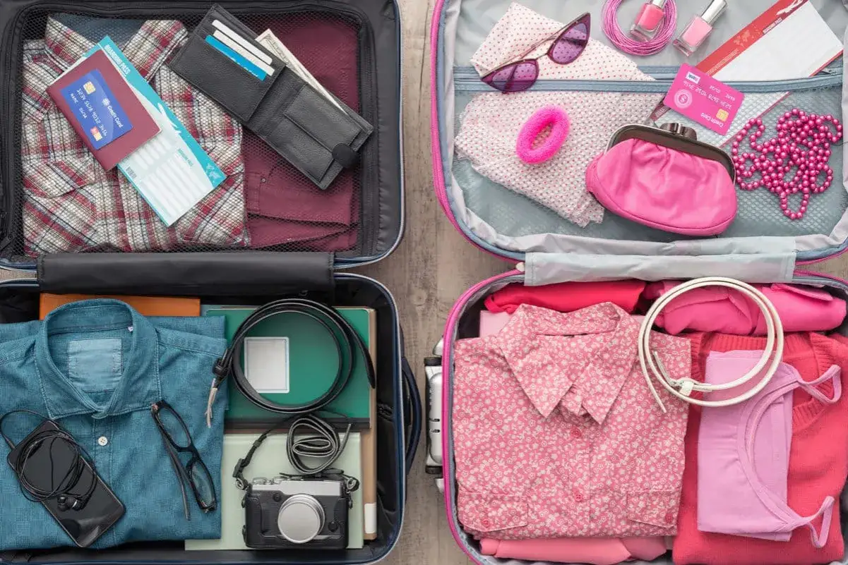 Packliste Holland: Koffer mit Kleidung, Kamera, Geldbeutel, Reisepass, Brille und Accessoires. Alles f&uuml;r die Reise bereit.