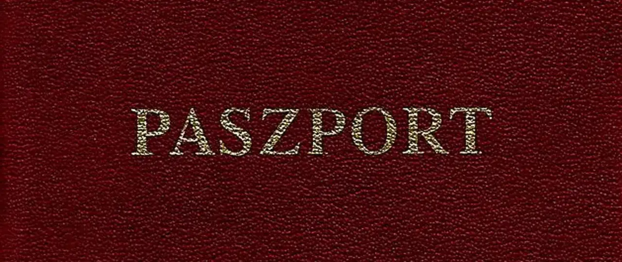 Czerwona okładka paszportu z napisem 