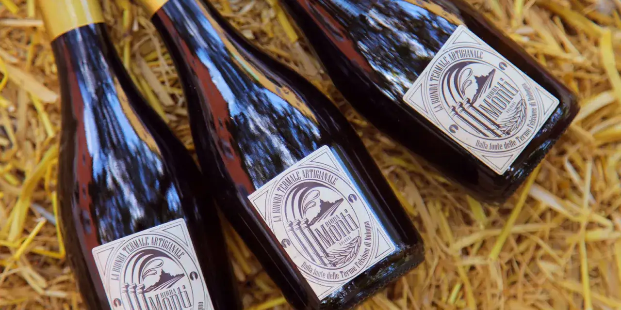 Bottiglie di birra artigianale Monti, un prodotto di proprietà che evoca la fonte delle Terme Felsinee di Bologna.