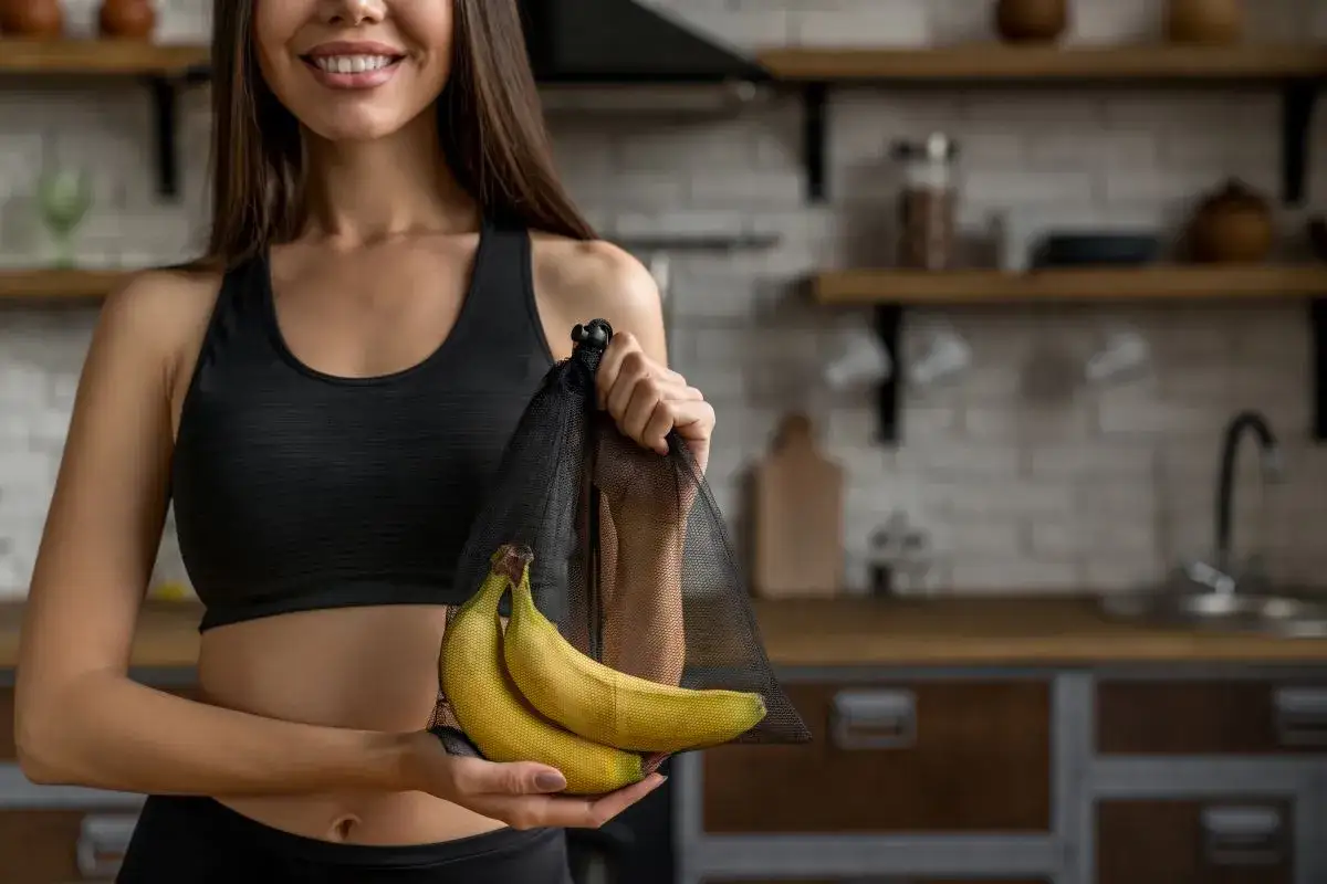 Biegacz jedzący banana przed treningiem