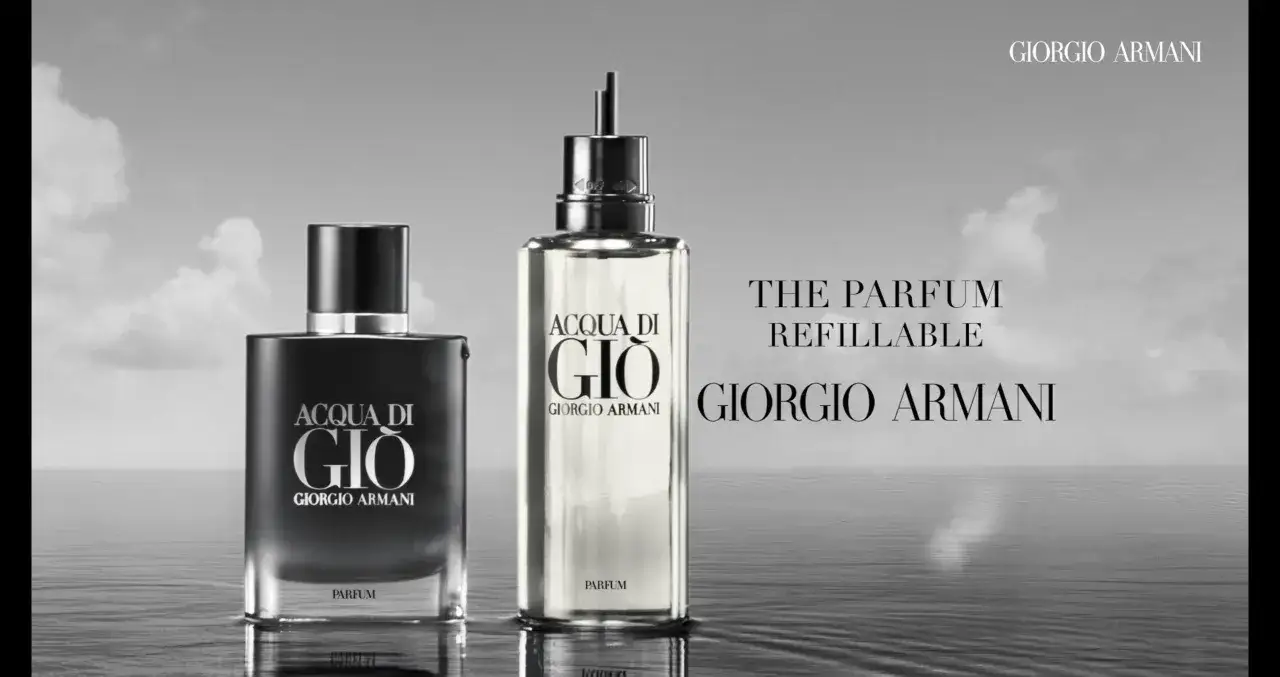 Dwa flakony męskiej wody perfumowanej Acqua di Gio Giorgio Armani 100ml na tle wody i nieba.
