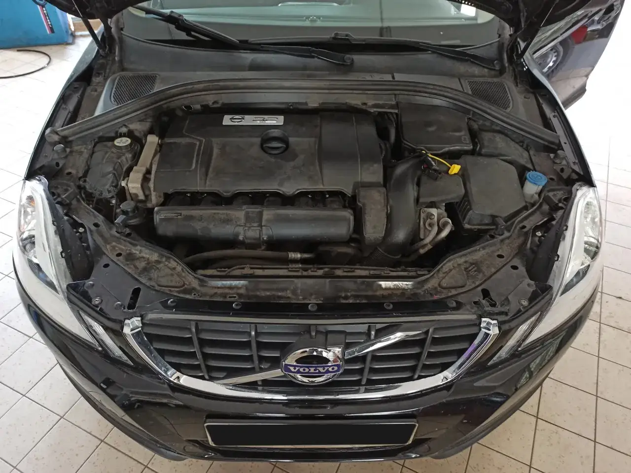Otwarta maska Volvo XC60 z widocznym silnikiem 3.2. Zastanawiasz się, jaki silnik do gazu będzie najlepszy do tego modelu?
