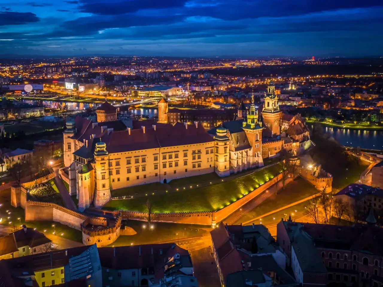 Wawel nocą, idealne miejsce na romantyczne atrakcje w Krakowie dla dorosłych. Miasto rozświetlone tysiącami świateł.