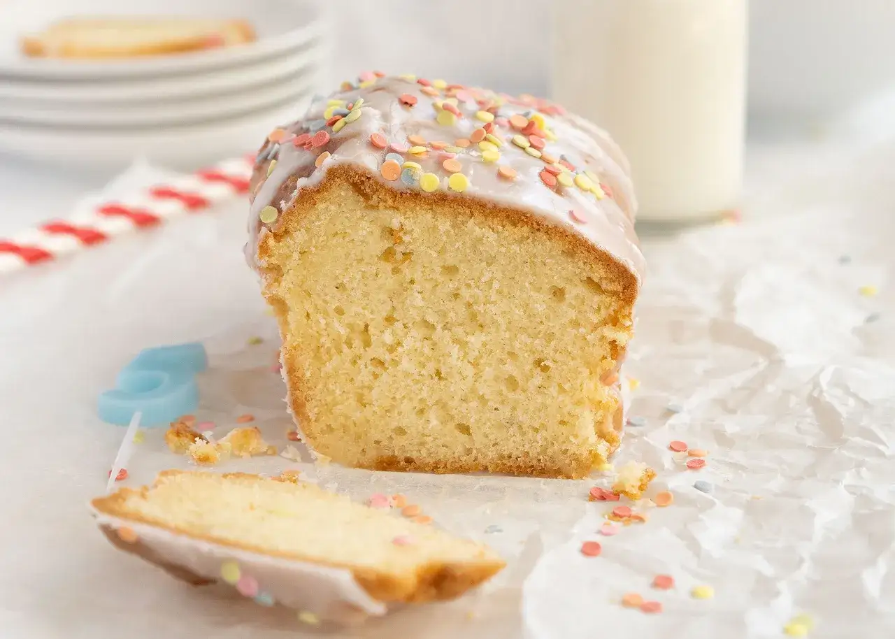 Saftiger Kuchen im Airfryer, verziert mit Zuckerguss und bunten Streuseln. Perfekt für eine kleine Geburtstagsfeier.