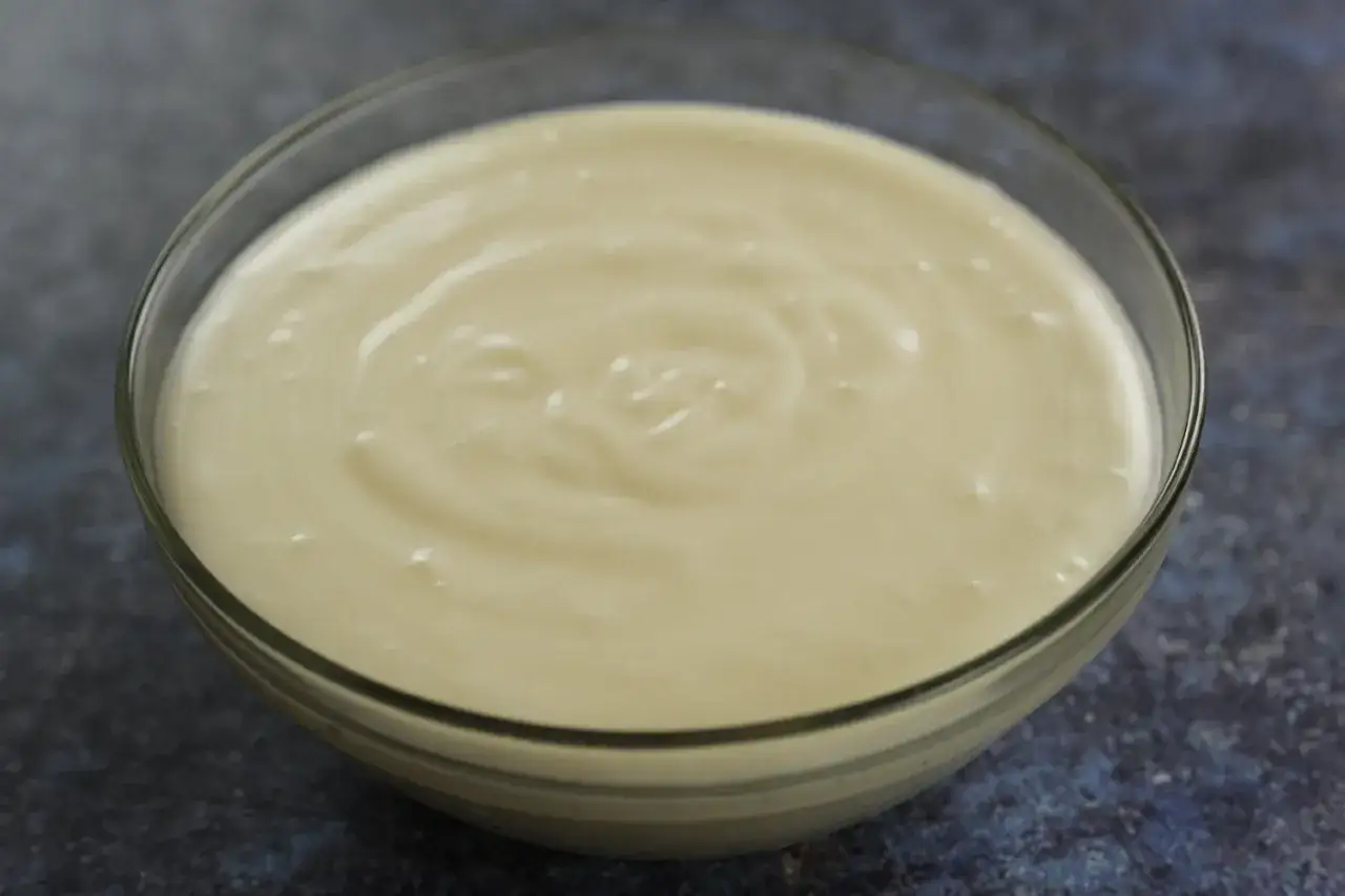 En skål med krämig ranch dressing, perfekt till salladen eller som dipp.