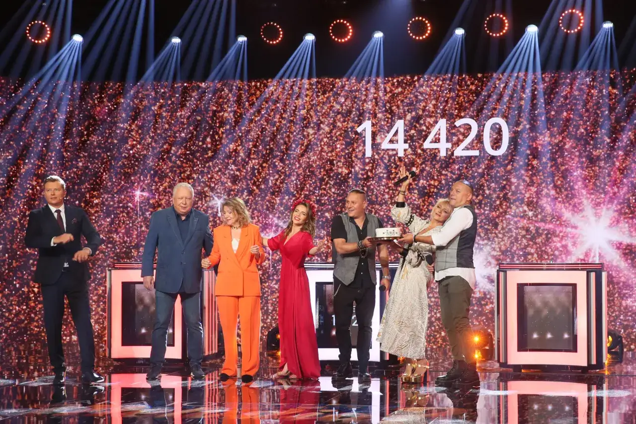 Jaka to melodia piosenkarze świętują sukces na scenie.