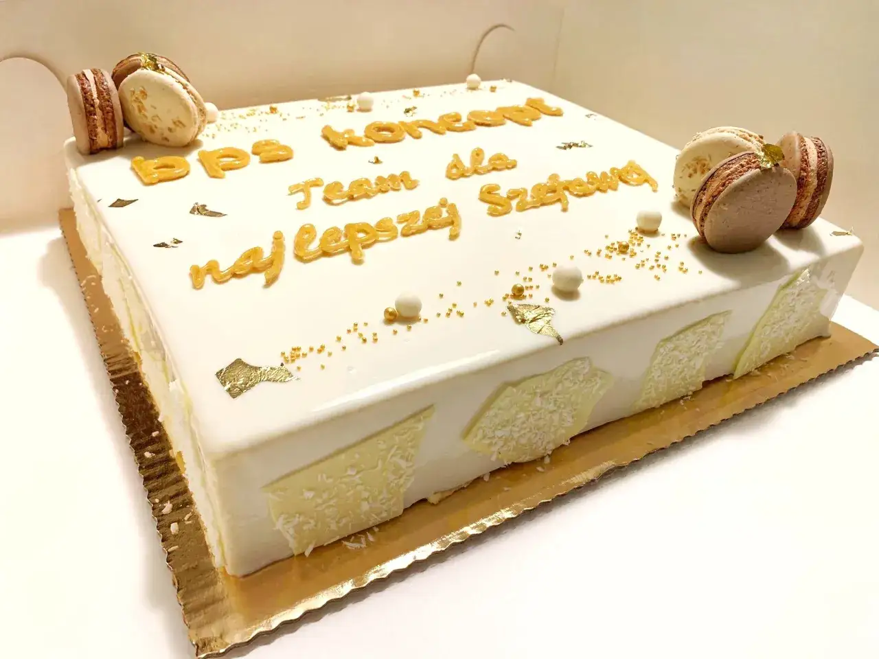 Elegancki tort na 30 osób, ozdobiony złotymi literami