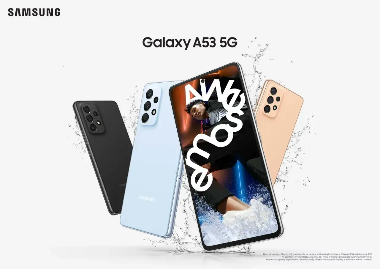 Trzy telefony Samsung Galaxy A53 5G w kolorach czarnym, jasnoniebieskim i brzoskwiniowym, z wodą rozpryskującą się wokół. Aparat w tych telefonach jest gotowy na każde wyzwanie.