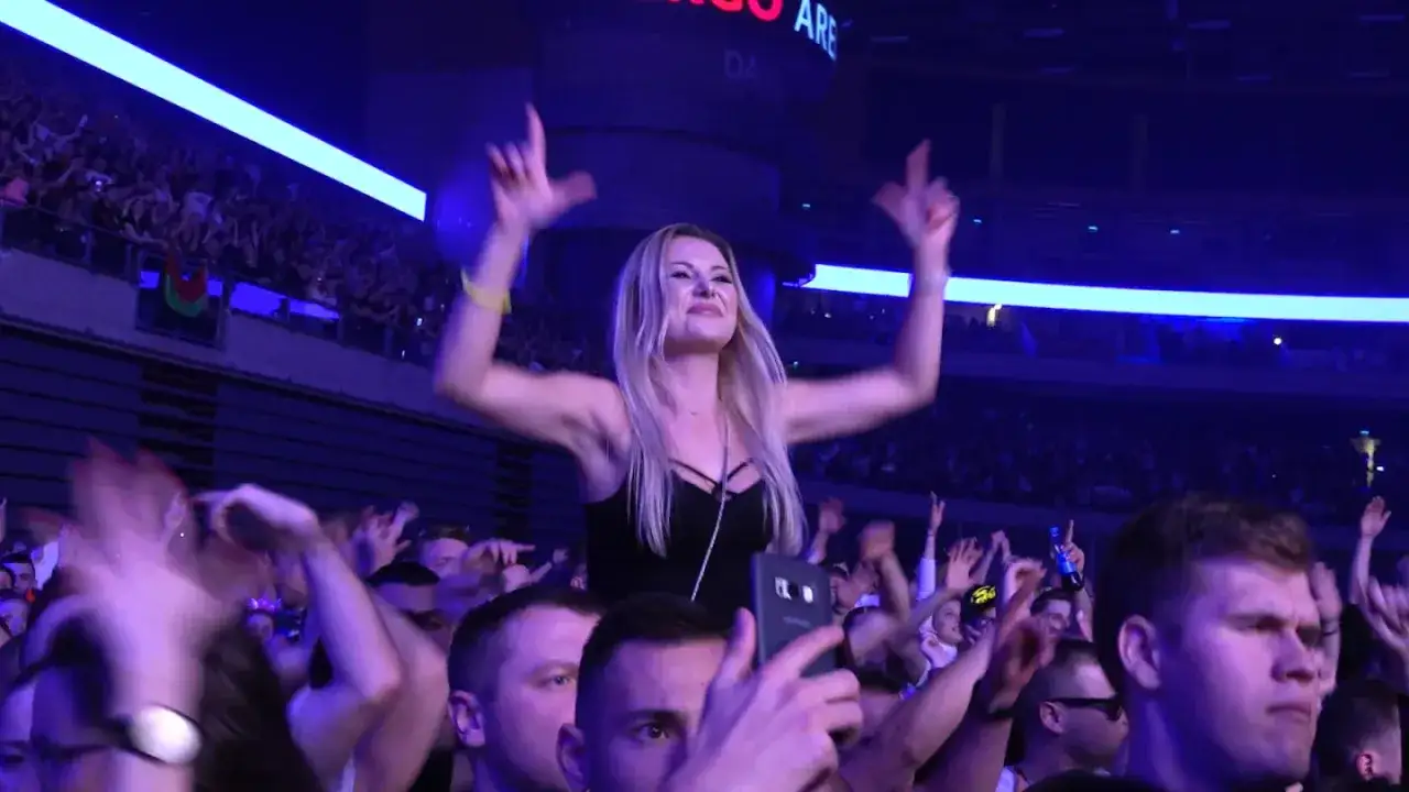 Dziewczyna na ramionach na koncercie, tłum szaleje. To są te niezapomniane tiesto koncerty.