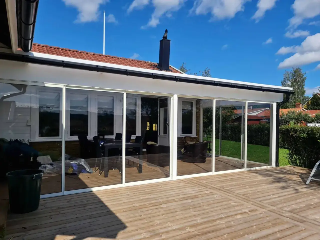 Ett modernt uterum med stora glaspartier, perfekt för att bygga en ny favoritplats i trädgården.