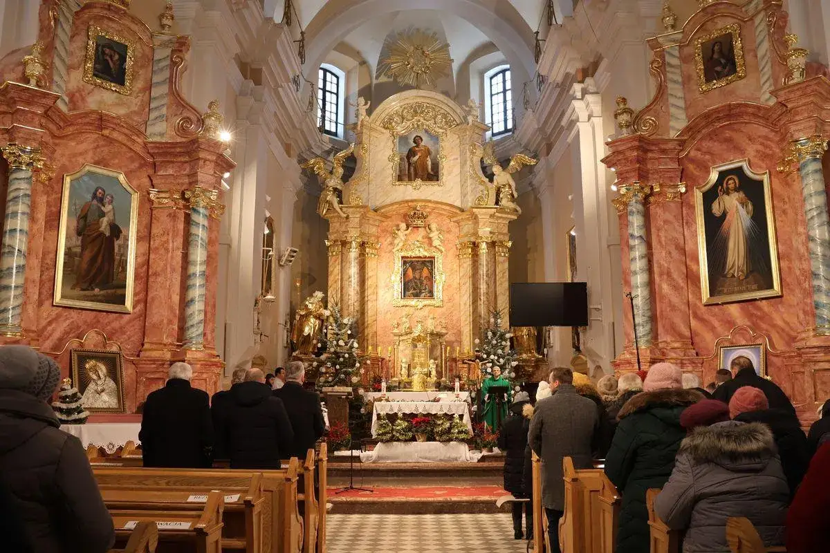 Wnętrze kościoła, wierni na nabożeństwie. Czy nie pójście do kościoła w niedzielę to grzech ciężki? Pytanie wisi w powietrzu, gdy kapłan odprawia mszę.