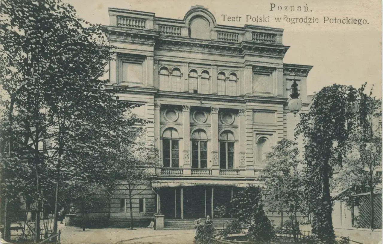 Teatr Polski w Poznaniu, najstarszy teatr w Polsce, z okazałą fasadą i drzewami w otoczeniu.
