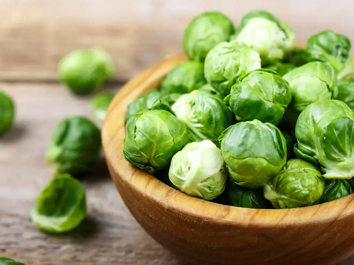 Frischer Rosenkohl in einer Holzschale, bereit zum Lagern. Tipps für die richtige Lagerung von Rosenkohl.