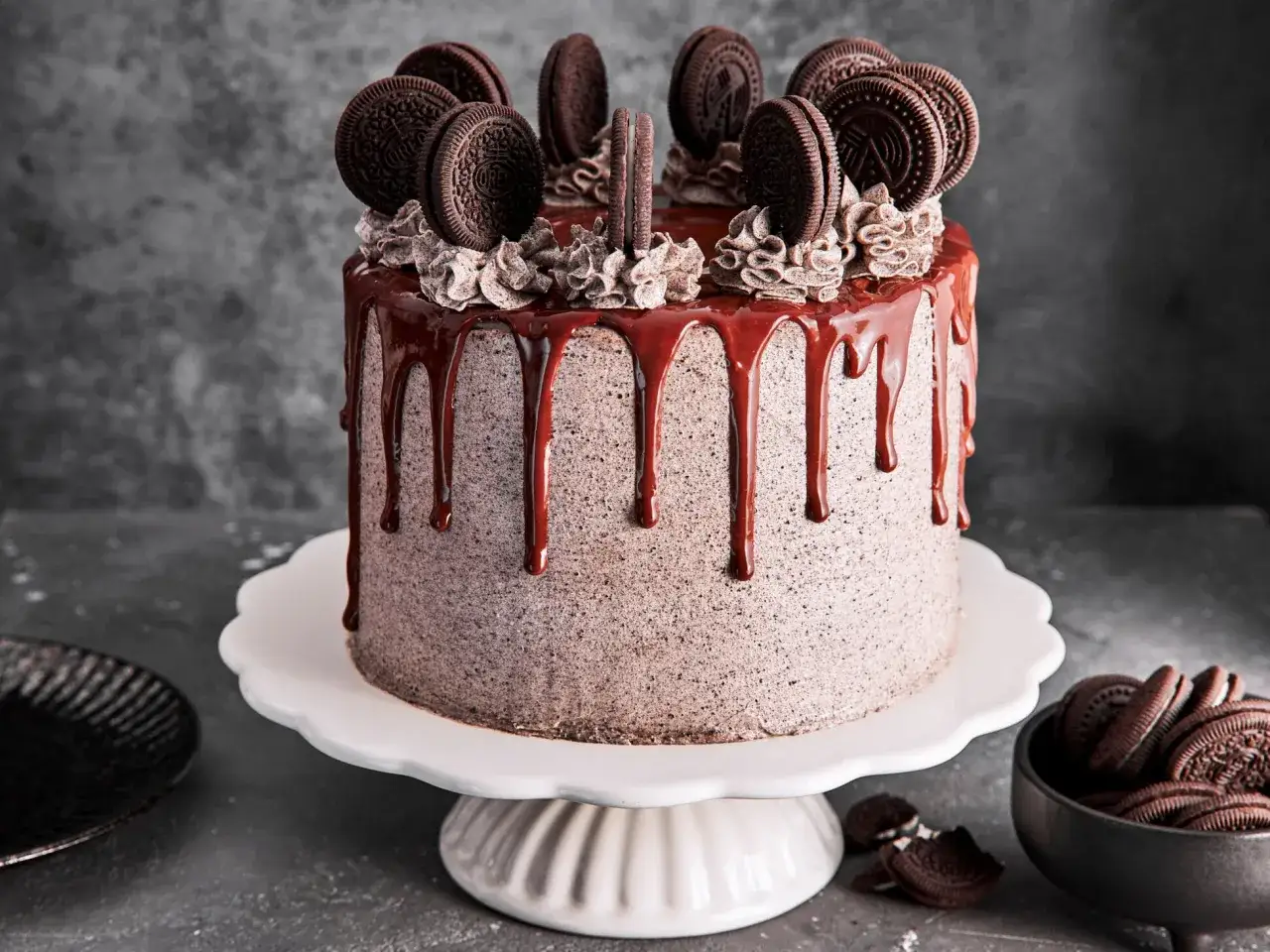 Eine k&ouml;stliche Oreo Torte mit Biskuitboden, dekoriert mit Schokoladenglasur und ganzen Oreos.